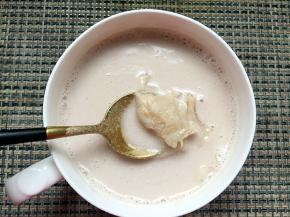 银耳汤舀入碗中搅拌均匀。
