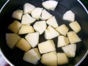 烧一锅水，水开后放入苹果煮一分钟捞出。