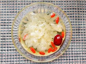 将银耳撕成小朵。