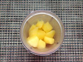 用料理机将煮好的苹果打成泥。