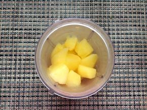 用料理机将煮好的苹果打成泥。