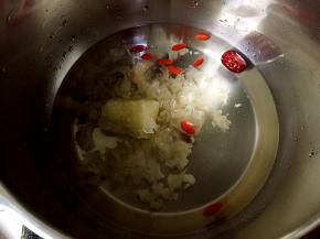 接着将银耳、大枣、枸杞和冰糖一起放入高压锅中，加入适量清水烧开压20分钟。