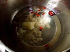 接着将银耳、大枣、枸杞和冰糖一起放入高压锅中，加入适量清水烧开压20分钟。