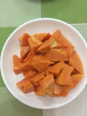 把木瓜洗干净去皮，切成大一点的块