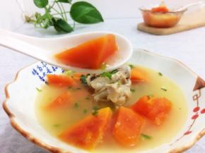 装入碗中，上面在放点小香菜碎即可，美味香甜的木瓜大骨头汤来了
