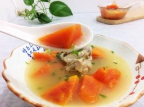 装入碗中，上面在放点小香菜碎即可，美味香甜的木瓜大骨头汤来了
