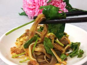 拌好的猪耳装入盘中，美味好吃的凉拌猪耳做好了
