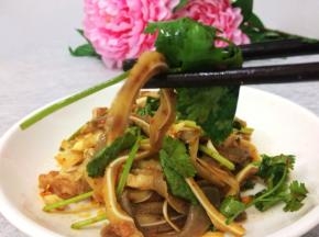 拌好的猪耳装入盘中，美味好吃的凉拌猪耳做好了
