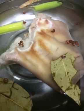 在把猪耳朵放入锅中，大火烧开，转小火慢煮，直到猪耳朵熟为止