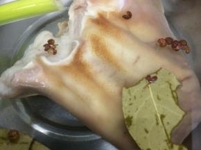 在把猪耳朵放入锅中，大火烧开，转小火慢煮，直到猪耳朵熟为止