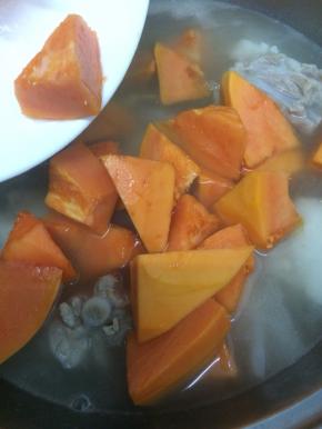 再把木瓜放入锅中，在炖10分钟即可