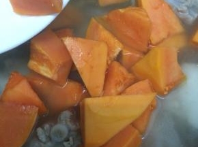 再把木瓜放入锅中，在炖10分钟即可