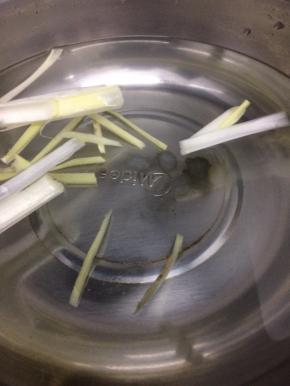 汤锅里多加一些水，把生姜和大葱放入锅中