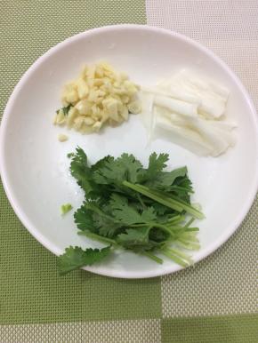 大葱切成丝、大蒜切成粒，香菜切成适当的段