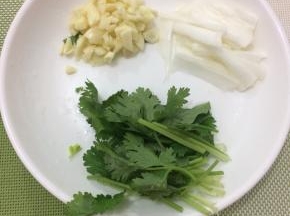 大葱切成丝、大蒜切成粒，香菜切成适当的段