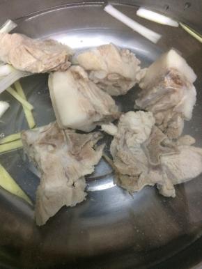 再把焯好水的大骨放入锅中，大火烧开，转小火慢炖三十分钟左右