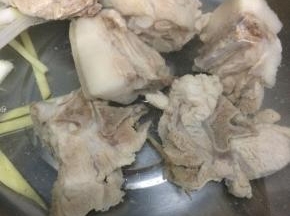 再把焯好水的大骨放入锅中，大火烧开，转小火慢炖三十分钟左右