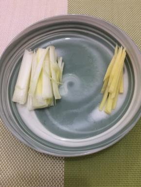 大葱和生姜切成粗条
