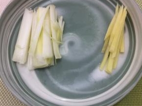 大葱和生姜切成粗条