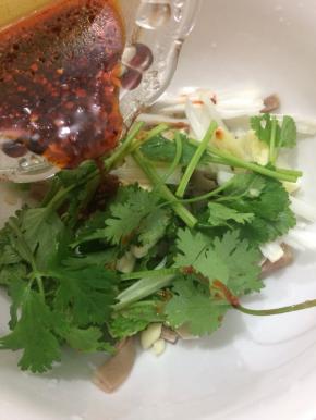 调好的料汁放入碗中，搅拌均匀即可
