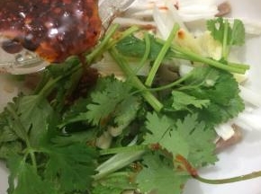 调好的料汁放入碗中，搅拌均匀即可
