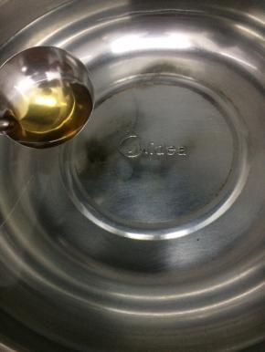 汤锅里多放一些水，加入一勺料酒