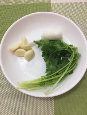 准备拌猪耳的料汁：大葱、蒜、香菜、生抽、香油和辣椒油