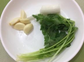 准备拌猪耳的料汁：大葱、蒜、香菜、生抽、香油和辣椒油