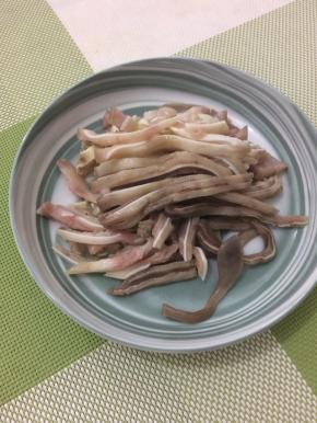 煮熟的猪耳放入冰水中冰一下，使猪耳更加的脆，然后捞出沥干水分，用刀一切两半，厚的地方用刀片一下，最后切成粗条备用
