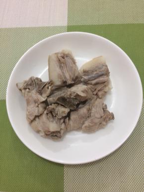 焯好的大骨捞出，用水冲洗一下，然后捞出备用