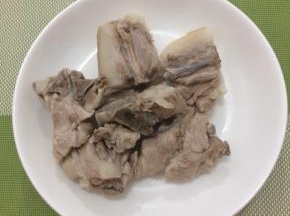焯好的大骨捞出，用水冲洗一下，然后捞出备用