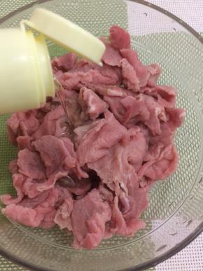 牛肉片放入碗中加入少许油
