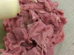 牛肉片放入碗中加入少许油
