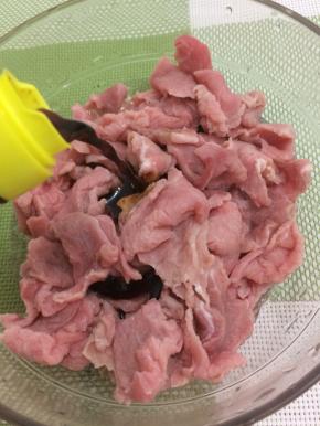 在加入生抽搅拌均匀
