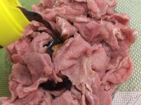 在加入生抽搅拌均匀
