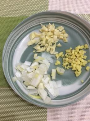 葱、姜、蒜切成小块