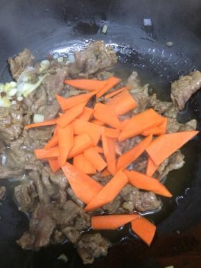 在加入胡萝卜片炒到胡萝卜片变软（胡萝卜是临时加入的，为了搭配菜的色彩，不过也很好吃）
