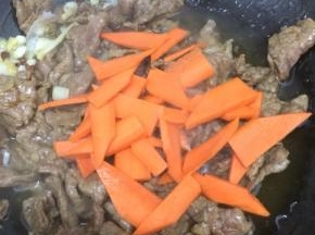 在加入胡萝卜片炒到胡萝卜片变软（胡萝卜是临时加入的，为了搭配菜的色彩，不过也很好吃）
