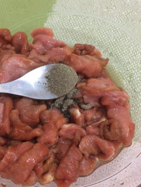 然后在加入少许胡椒粉拌匀
