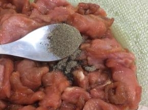 然后在加入少许胡椒粉拌匀
