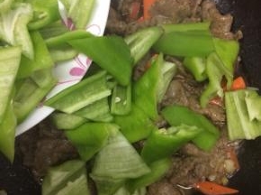 在把切好的青椒放入，翻炒片刻，不要炒时间太长，那样青椒不脆了
