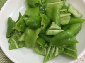 这时把青椒洗净，去掉籽，然后切成块备用
