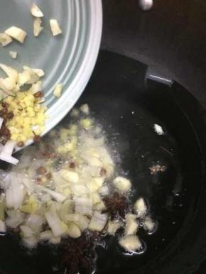 炒锅里加入适量的油烧热后，下入花椒、大料、葱、姜、蒜炒出香味，然后把大料拿出
