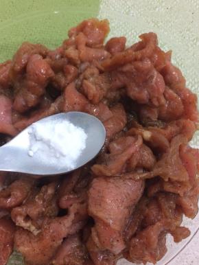 最后放入少量小苏打拌匀，腌制十五分钟
