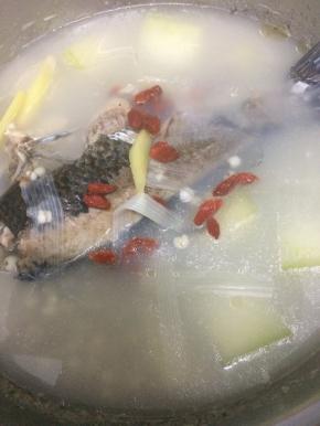 再放入枸杞子煮5分钟，再放入适量的盐即可关火