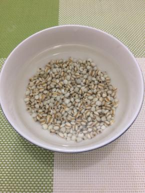 薏仁米用水淘洗干净，在用水浸泡一个小时