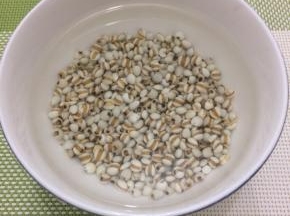 薏仁米用水淘洗干净，在用水浸泡一个小时