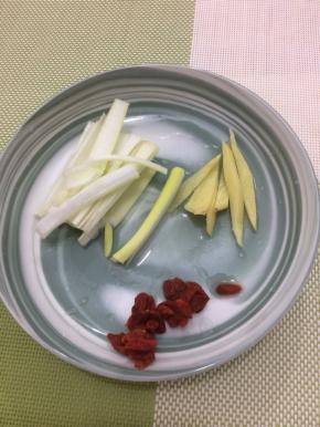 大葱和生姜洗干净，切成长条，枸杞子用水洗干净备用