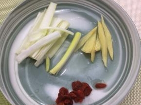 大葱和生姜洗干净，切成长条，枸杞子用水洗干净备用