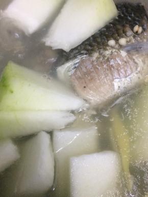 在把冬瓜放入锅中炖煮10分钟